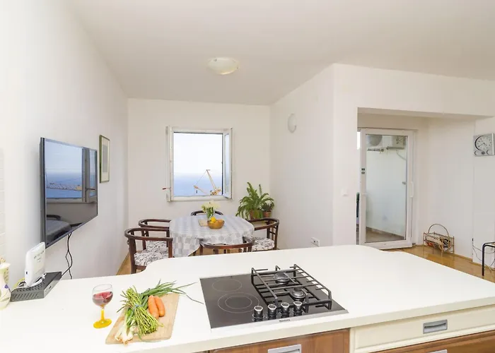 Two-bedroom With Terrace And Sea View Appartement