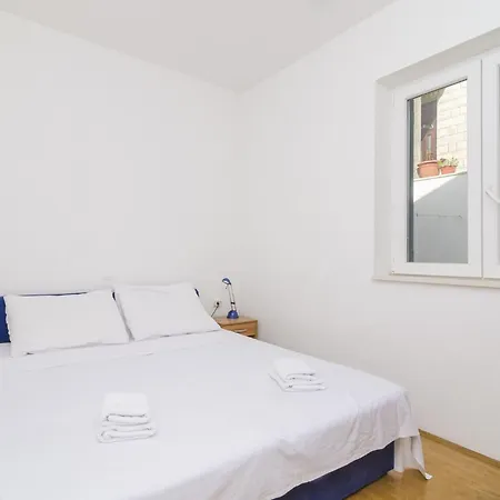 Ploce Apartments- Two-bedroom With Terrace And Sea View - Frana Cale 24 Street