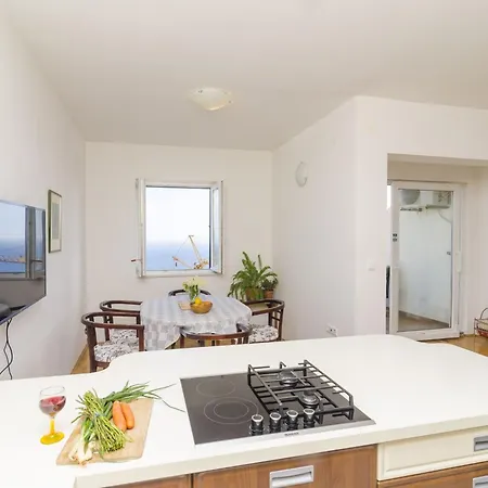 Two-bedroom With Terrace And Sea View Apartamento